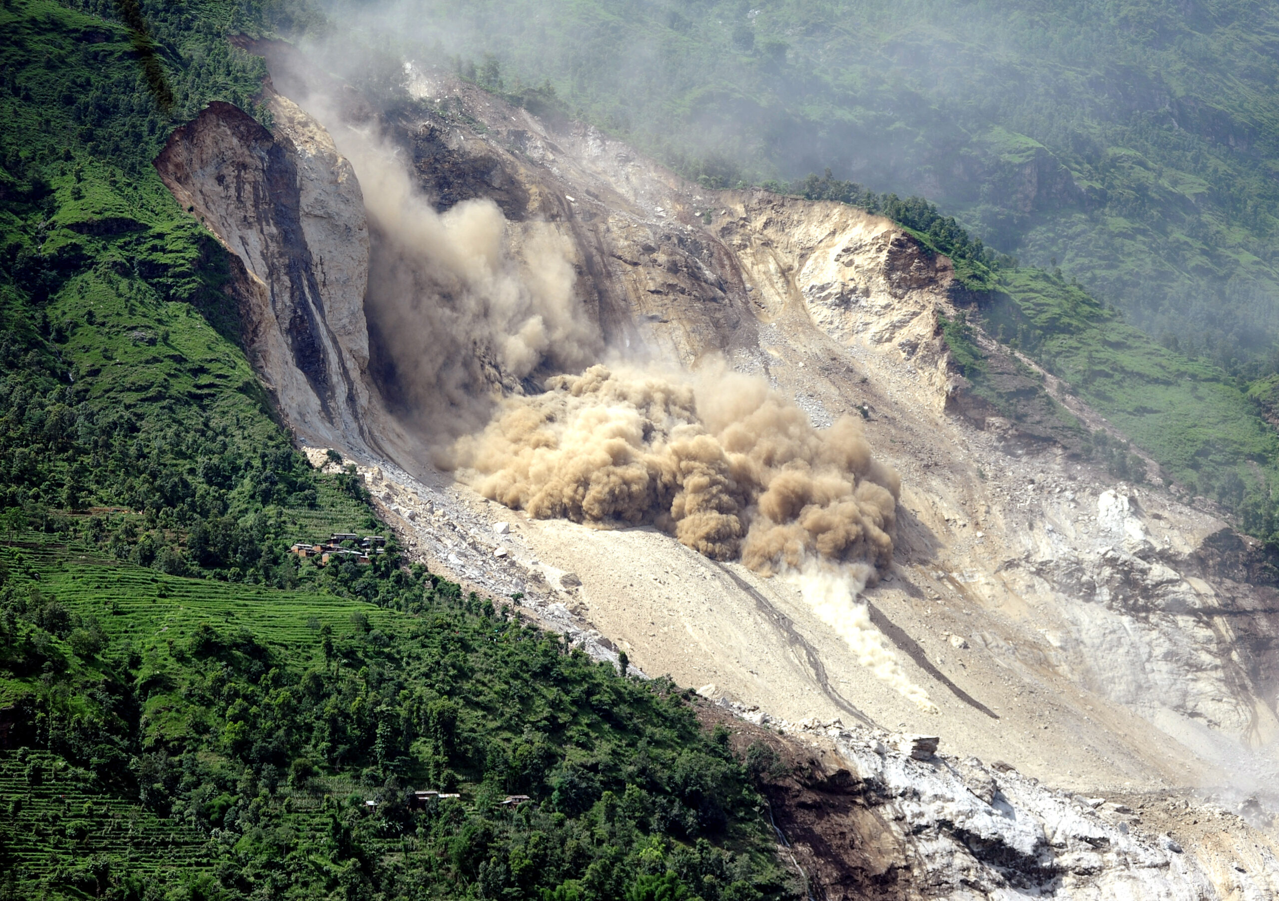  Red alert in Uttrakhand; Over 200 roads blocked due to heavy rain