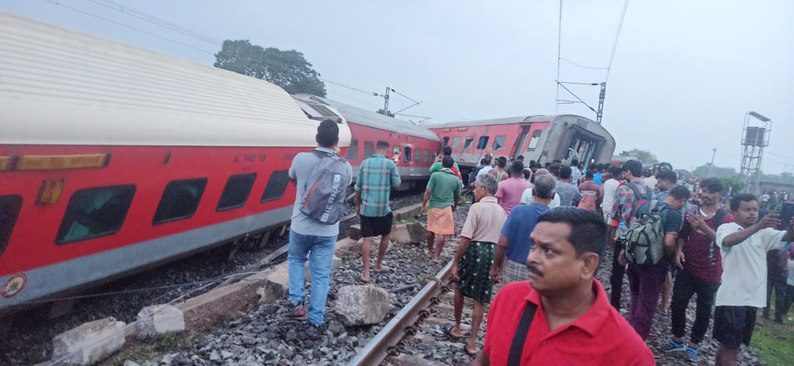  Train Derailment in Jharkhand: 6 Injured, Multiple Helplines Established