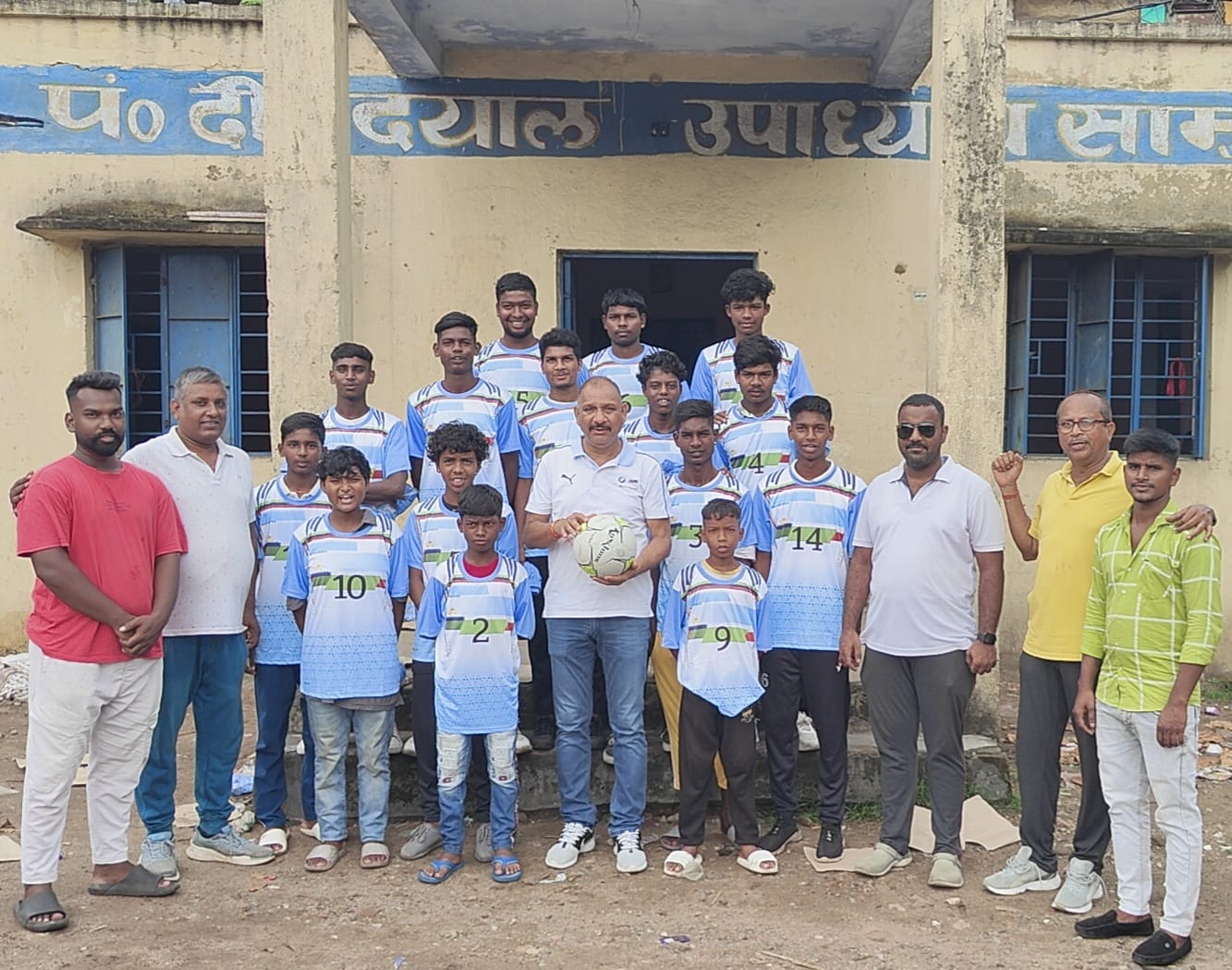  Shiv Shankar Singh Distributes Sports Equipment to Young Players in Jamshedpur, Promotes Sports Development