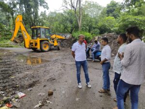 BJP Leader Shiv Shankar Singh Leads Cleanliness Drive, Removes Garbage Pile Causing Trouble to Commuters