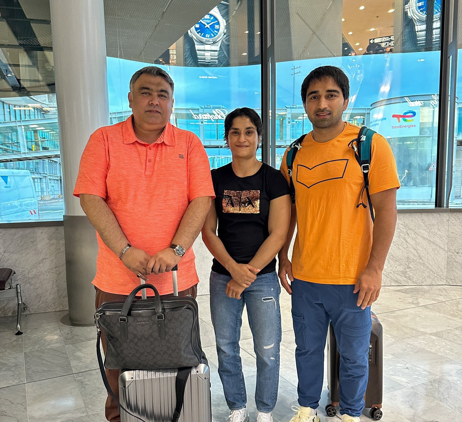  Vinesh Phogat Returns to India After Paris Olympics Disqualification