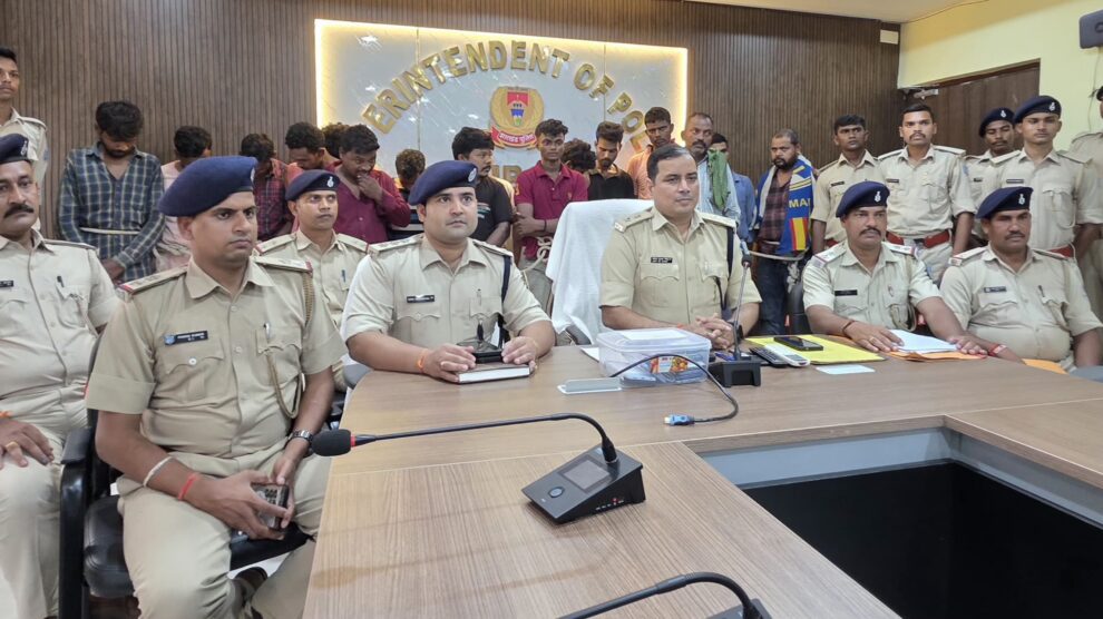 Sahibganj: 16 Caught Stealing Government Pipes, 3 Vehicles Taken by Police