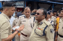 In Gopalganj, seven armed robbers looted ₹10 lakh worth of jewels from Raju Soni’s shop in Dharmparsa Bazaar. Police are investigating with CCTV footage and vow to arrest the culprits soon.