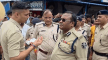 In Gopalganj, seven armed robbers looted ₹10 lakh worth of jewels from Raju Soni’s shop in Dharmparsa Bazaar. Police are investigating with CCTV footage and vow to arrest the culprits soon.
