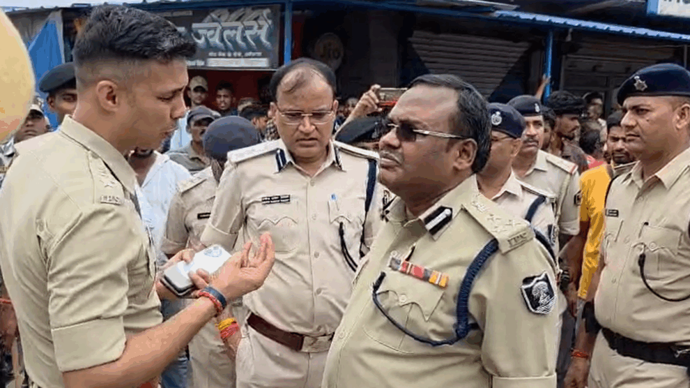 In Gopalganj, seven armed robbers looted ₹10 lakh worth of jewels from Raju Soni’s shop in Dharmparsa Bazaar. Police are investigating with CCTV footage and vow to arrest the culprits soon.