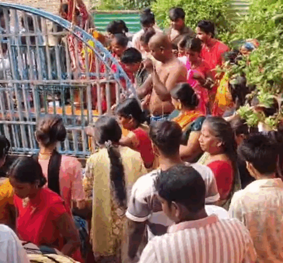 In Sheikhpura, Bihar, the ancient Dal Kuan well is buzzing with devotees fetching pure water for Chhath Puja's Lohanda prasad. A timeless tradition drawing huge crowds!