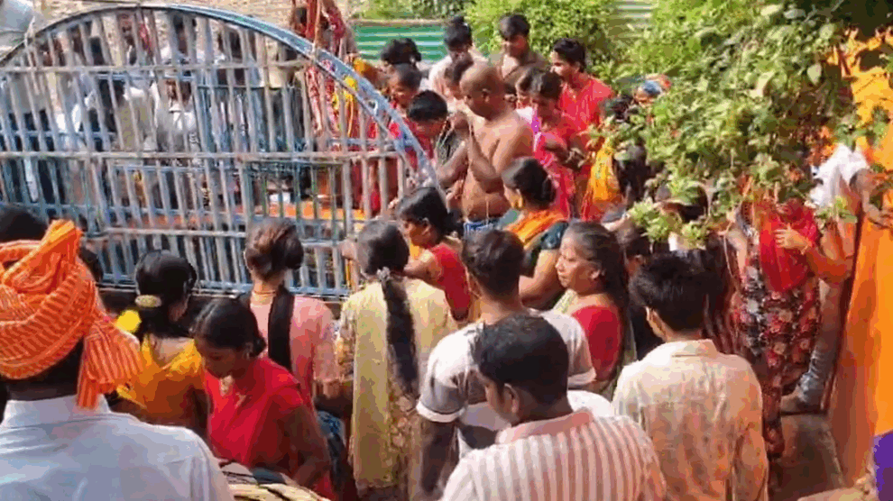 In Sheikhpura, Bihar, the ancient Dal Kuan well is buzzing with devotees fetching pure water for Chhath Puja's Lohanda prasad. A timeless tradition drawing huge crowds!