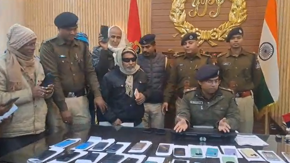 Bettiah Police Recovers 52 Lost and Stolen Mobiles in December