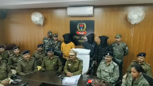 Garhwa Police arrested three members of an interstate robbery gang involved in a jewelry store heist and shooting in Nagaruntari.