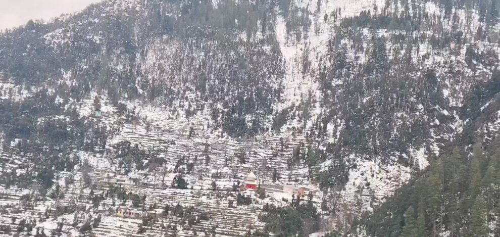 Heavy Snow Hits Kashmir Hard: Thousands Stranded on Jammu-Srinagar Highway