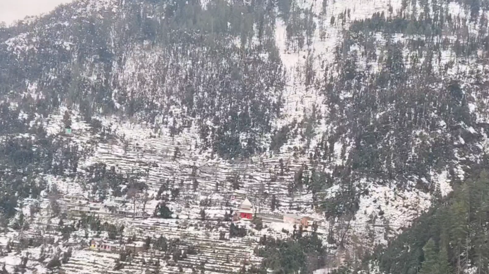 Heavy Snow Hits Kashmir Hard: Thousands Stranded on Jammu-Srinagar Highway