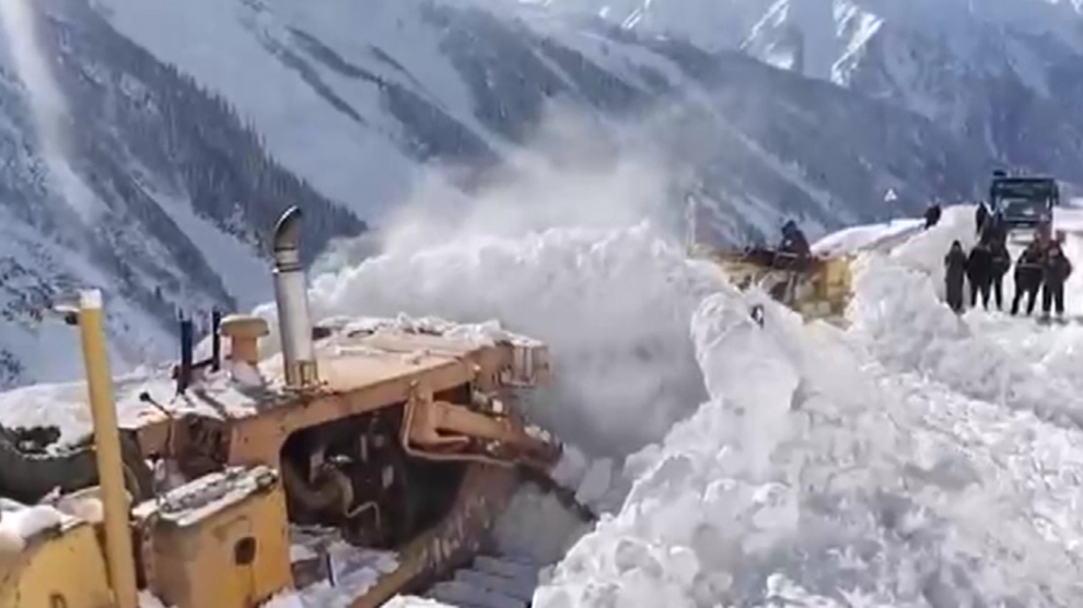 Zojila Pass Snow Clearance Starts Again After Fresh Snowfall