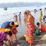 Despite freezing temperatures and biting winds, thousands gathered at the ghats from early morning to take sacred baths, offer prayers, and donate for prosperity – a perfect blend of devotion and safety arrangements.