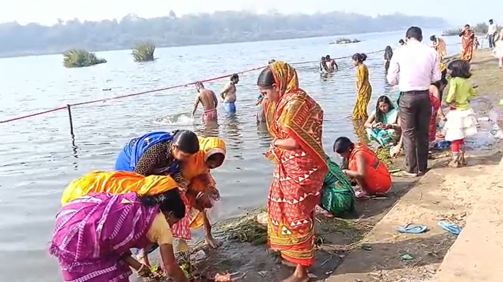 Despite freezing temperatures and biting winds, thousands gathered at the ghats from early morning to take sacred baths, offer prayers, and donate for prosperity – a perfect blend of devotion and safety arrangements.