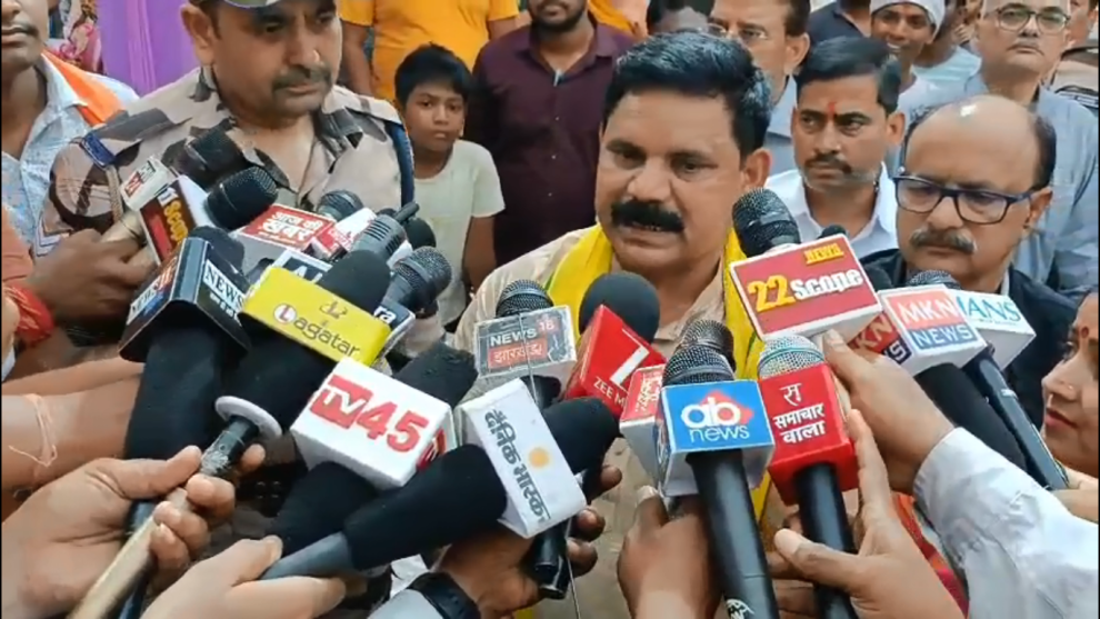 Union Minister Satish Chandra Dubey Empowers Rehabilitated Families with E-Rickshaws in Dhanbad