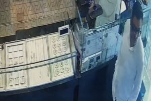 Two tricksters distracted a jeweler at Krishna Jewellers in Bistupur and vanished with the gold. The police are now investigating the CCTV footage.