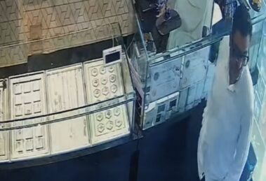 Two tricksters distracted a jeweler at Krishna Jewellers in Bistupur and vanished with the gold. The police are now investigating the CCTV footage.