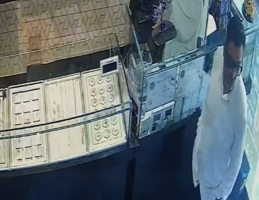 Two tricksters distracted a jeweler at Krishna Jewellers in Bistupur and vanished with the gold. The police are now investigating the CCTV footage.